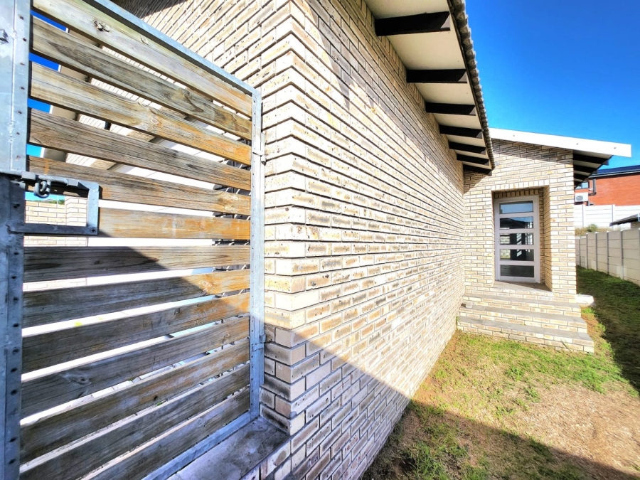 To Let 3 Bedroom Property for Rent in Lovemore Park Eastern Cape